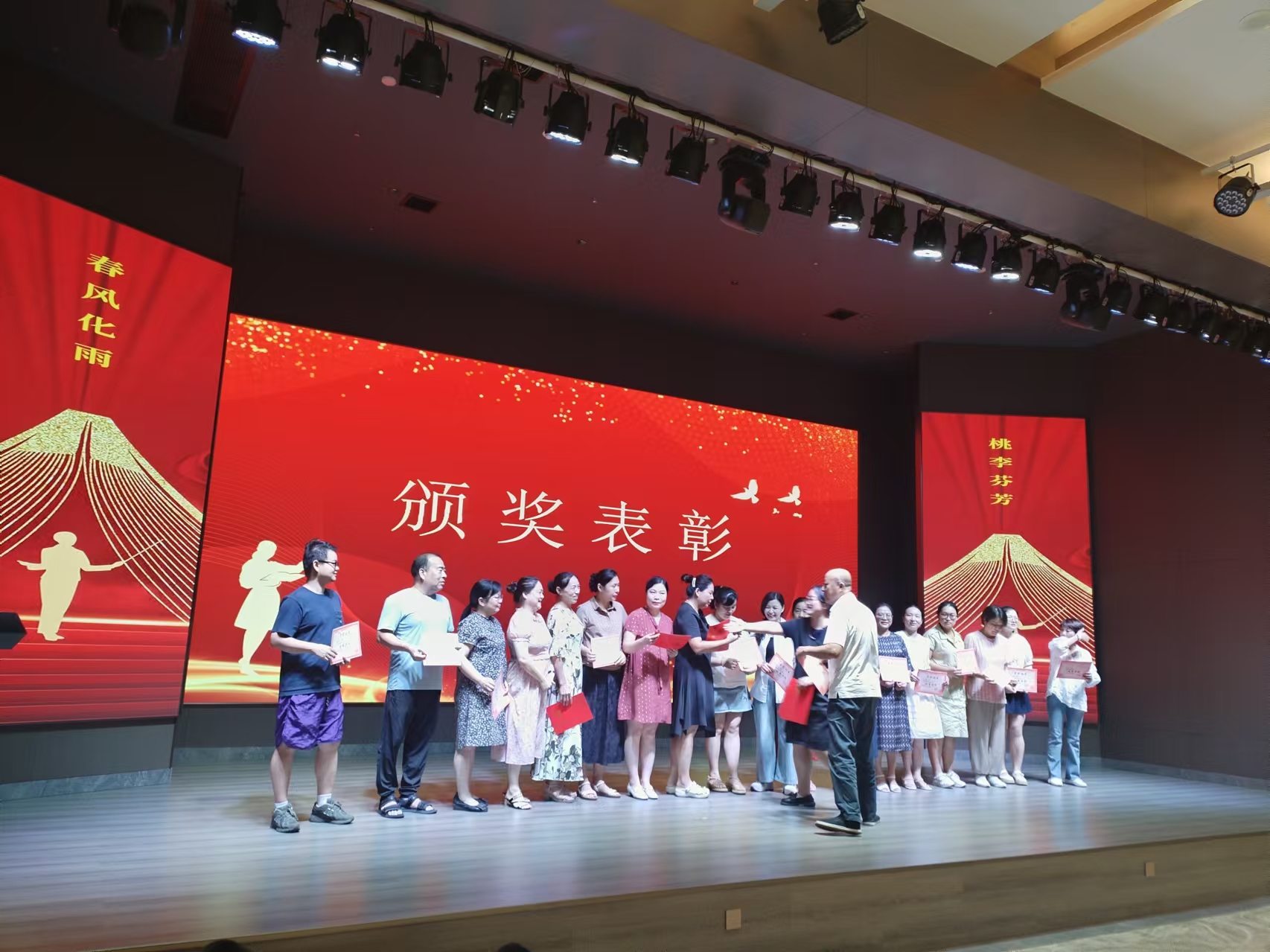 9月10日，曙光學(xué)校教師節(jié)文藝晚會(huì)在湖南精正溢香園酒店舉辦